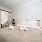 Modern With Free Private Parking In