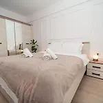 Modern With Free Private Parking In *