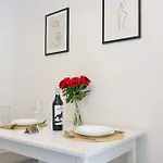 Modern With Free Private Parking In