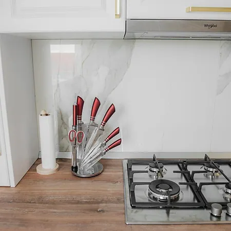 Modern With Free Private Parking In Apartment