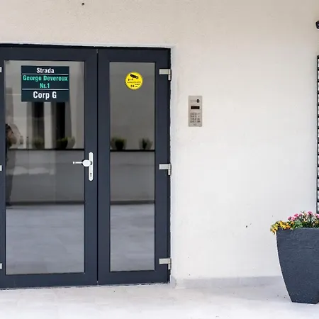 Modern With Free Private Parking In דירה *