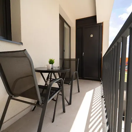 Modern With Free Private Parking In *