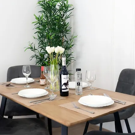 Modern With Free Private Parking In Apartment
