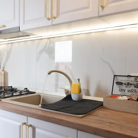 Modern With Free Private Parking In Apartment