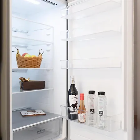 Modern With Free Private Parking In Apartment