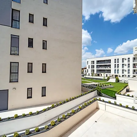 Modern With Free Private Parking In