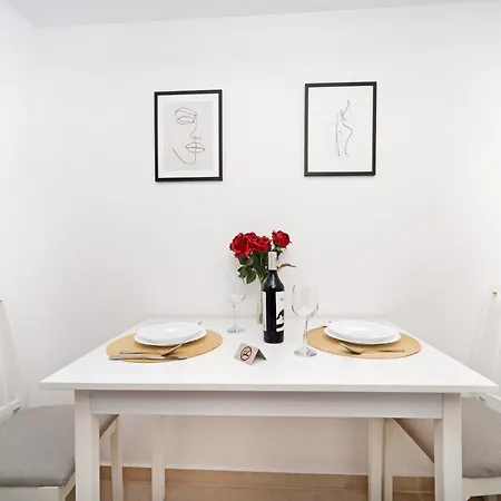 Modern With Free Private Parking In Apartment *