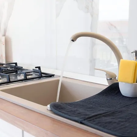 Modern With Free Private Parking In Apartment