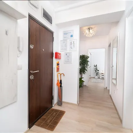 Modern With Free Private Parking In דירה *