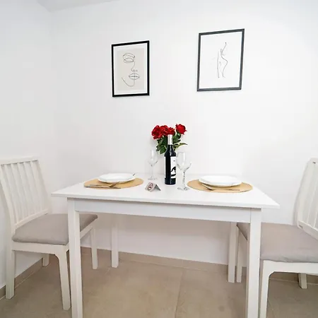 Modern With Free Private Parking In *