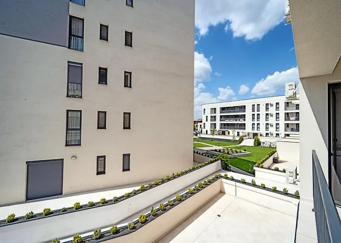 Modern With Free Private Parking In