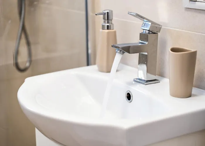 Modern With Free Private Parking In *