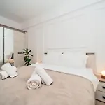 Modern With Free Private Parking In *
