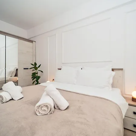 Modern With Free Private Parking In *