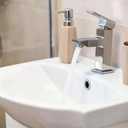 Modern With Free Private Parking In *