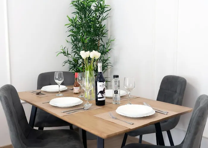 Modern With Free Private Parking In Apartmán