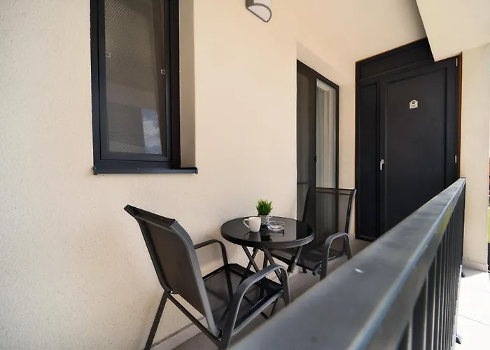 Apartmán Modern With Free Private Parking In *