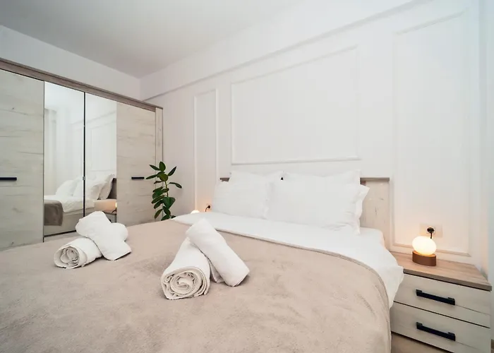 Modern With Free Private Parking In *