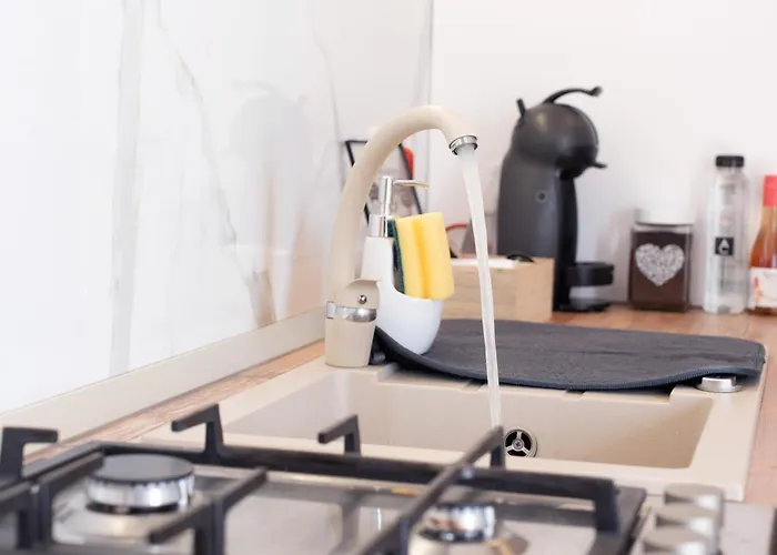 Modern With Free Private Parking In Apartmán