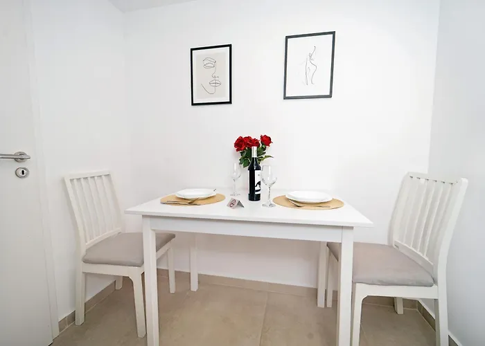 Modern With Free Private Parking In *